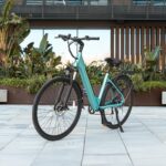 Cecotec Elektro-Stadtfahrrad Urban, 250W, 28-Zoll-Räder, 90 km Reichweite, 460 Wh Batterie, Vorderradfederung, 7-Gang-Shimano-Schaltung und Doppel-Hydraulikbremsscheiben