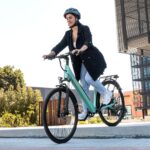 Cecotec Elektro-Stadtfahrrad Urban, 250W, 28-Zoll-Räder, 90 km Reichweite, 460 Wh Batterie, Vorderradfederung, 7-Gang-Shimano-Schaltung und Doppel-Hydraulikbremsscheiben
